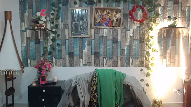 Snapshot of KarimaSarabe chatting on 10-08-25, 09:12 KarimaSarabe online show from 10-08-25, 09:12