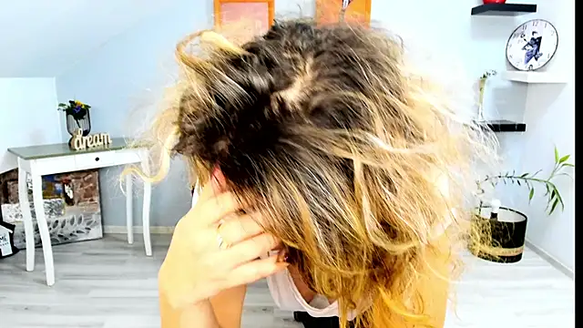 Cassandra Hotty online show from 12-12-24, 10:45