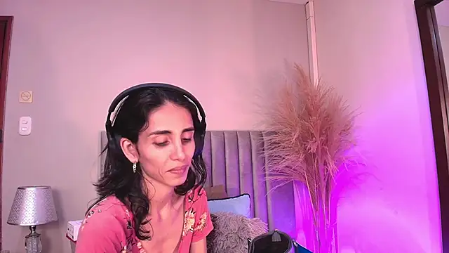 Snapshot of Nina_Cavaali chatting on 09-08-25, 06:18 Nina Cavaali online show from 09-08-25, 06:18