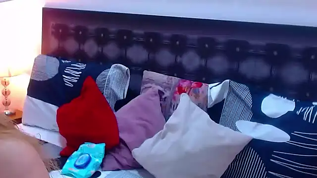 Snapshot of sandra_20 chatting on 10-26-25, 10:32 sandra 20 online show from 10-26-25, 10:32