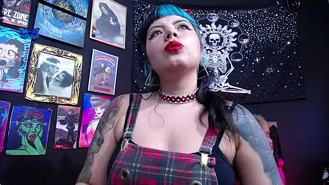 Snapshot of Yourmadame_P chatting on 01-22-25, 09:43 Yourmadame P online show from 01-22-25, 09:43