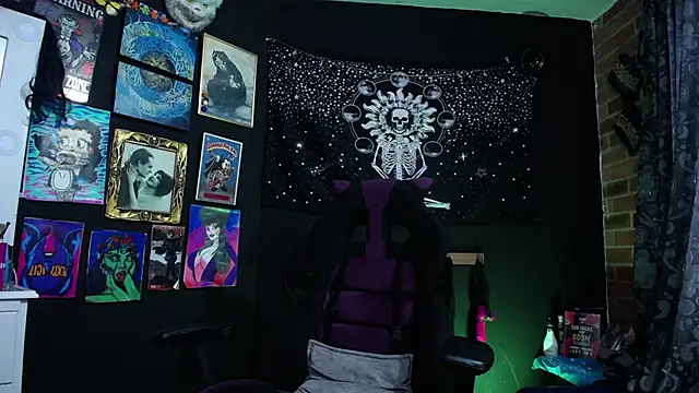 Snapshot of Yourmadame_P chatting on 02-07-25, 08:10 Yourmadame P online show from 02-07-25, 08:10