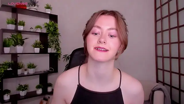 Snapshot of KateCuddle chatting on 03-27-26, 02:06 KateCuddle online show from 03-27-26, 02:06