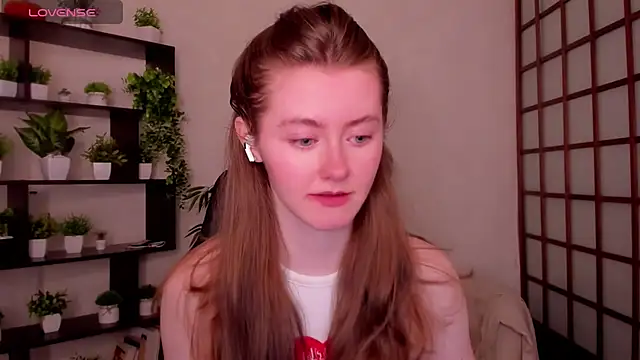 Snapshot of KateCuddle chatting on 04-27-26, 02:42 KateCuddle online show from 04-27-26, 02:42