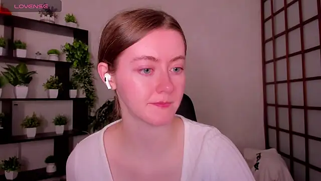 Snapshot of KateCuddle chatting on 05-08-26, 02:17 KateCuddle online show from 05-08-26, 02:17