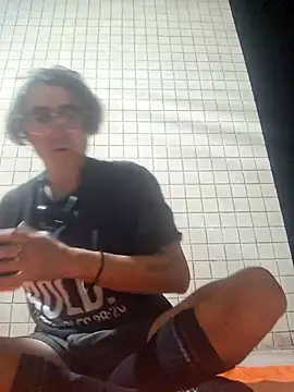 Snapshot of shaved chatting on 11-26-25, 06:58 shaved online show from 11-26-25, 06:58