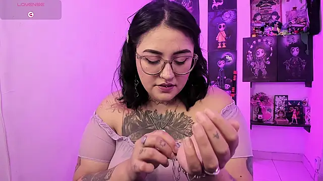 Snapshot of _Ali_Brinck_ chatting on 10-10-25, 01:48 Ali Brinck online show from 10-10-25, 01:48