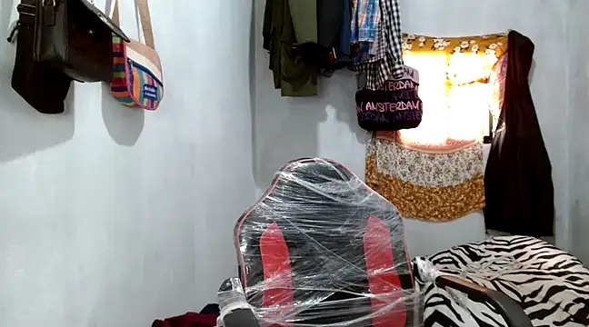 Snapshot of angelamarie1 chatting on 03-11-25, 01:23 angelamarie1 online show from 03-11-25, 01:23