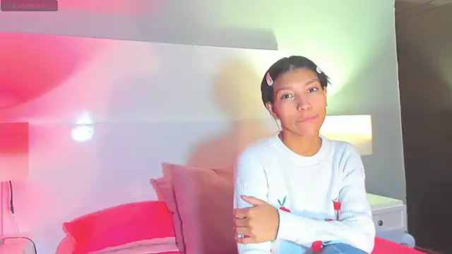 LauraAristizabal online show from 10-16-25, 12:50