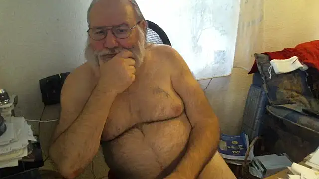 Snapshot of SexySantaC chatting on 12-15-24, 12:38 SexySantaC online show from 12-15-24, 12:38