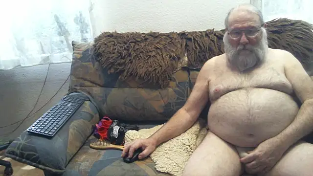 Snapshot of SexySantaC chatting on 01-13-25, 06:38 SexySantaC online show from 01-13-25, 06:38