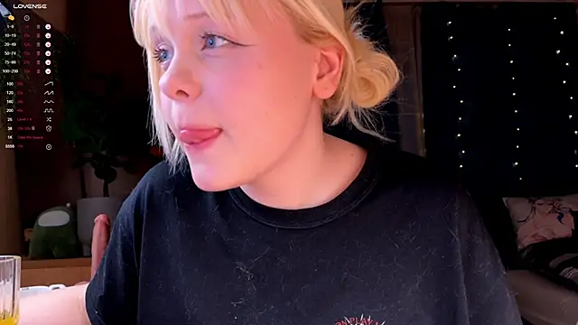 Snapshot of LisaLaas chatting on 12-14-25, 02:55 LisaLaas online show from 12-14-25, 02:55