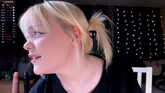 Snapshot of LisaLaas chatting on 12-16-25, 08:14 LisaLaas online show from 12-16-25, 08:14