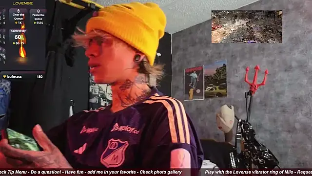 Snapshot of AcidMilo chatting on 10-22-25, 03:56 AcidMilo online show from 10-22-25, 03:56