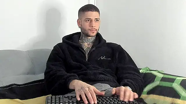  jamesleandros1 online show from 11-28-25, 12:41