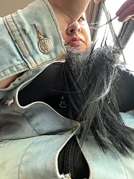 Snapshot of Abril_Luv chatting on 02-25-25, 12:03 Abril Luv online show from 02-25-25, 12:03