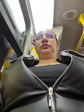 Snapshot of Abril_Luv chatting on 03-11-25, 12:44 Abril Luv online show from 03-11-25, 12:44