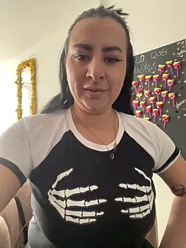 Snapshot of Abril_Luv chatting on 09-15-25, 01:00 Abril Luv online show from 09-15-25, 01:00