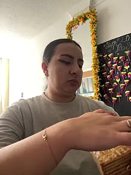 Snapshot of Abril_Luv chatting on 09-22-25, 01:02 Abril Luv online show from 09-22-25, 01:02