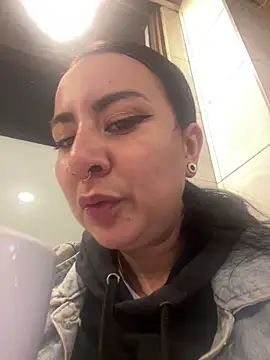 Snapshot of Abril_Luv chatting on 09-27-25, 12:15 Abril Luv online show from 09-27-25, 12:15