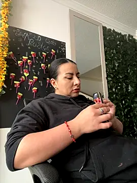 Snapshot of Abril_Luv chatting on 10-13-25, 01:00 Abril Luv online show from 10-13-25, 01:00