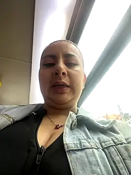 Snapshot of Abril_Luv chatting on 10-17-25, 12:19 Abril Luv online show from 10-17-25, 12:19