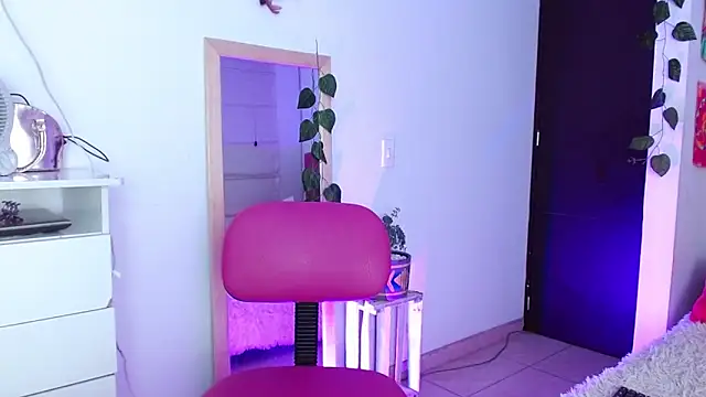 alisseallie online show from 12-04-24, 01:47