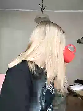 Snapshot of KrissSexi chatting on 02-19-25, 04:00 KrissSexi online show from 02-19-25, 04:00