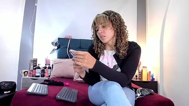 Snapshot of charlott_lens chatting on 10-09-25, 02:59 charlott lens online show from 10-09-25, 02:59