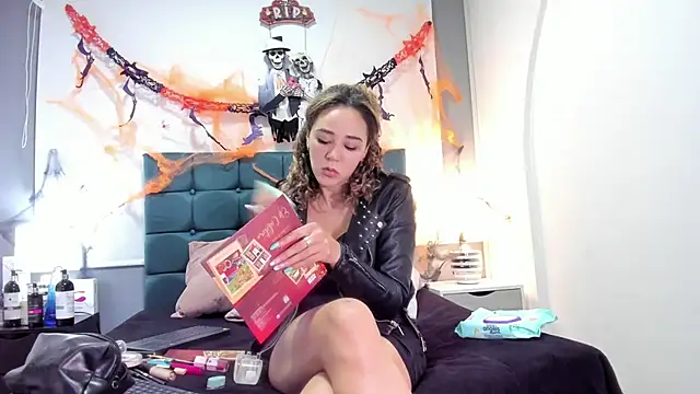 Snapshot of charlott_lens chatting on 10-25-25, 09:28 charlott lens online show from 10-25-25, 09:28