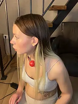 Snapshot of KittyKatyDream chatting on 12-28-24, 04:52 KittyKatyDream online show from 12-28-24, 04:52