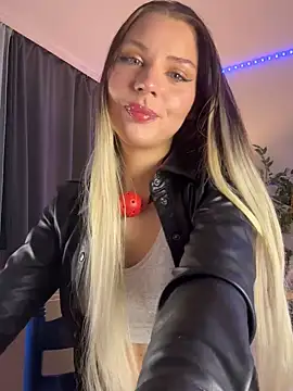 Snapshot of KittyKatyDream chatting on 01-08-25, 04:44 KittyKatyDream online show from 01-08-25, 04:44