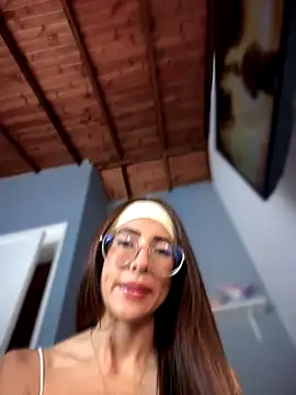 lauravasquez online show from 10-16-25, 03:02