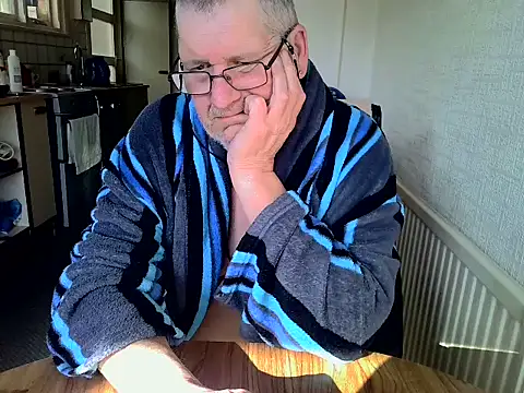 Snapshot of daddyflash chatting on 03-19-25, 09:28 daddyflash online show from 03-19-25, 09:28