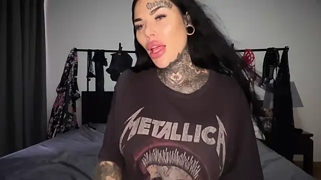 Snapshot of claudiacvc95 chatting on 10-19-25, 04:02 claudiacvc95 online show from 10-19-25, 04:02