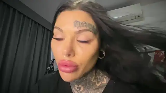 Snapshot of claudiacvc95 chatting on 10-28-25, 03:43 claudiacvc95 online show from 10-28-25, 03:43