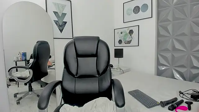 Tanisha  campbell online show from 10-04-25, 12:36