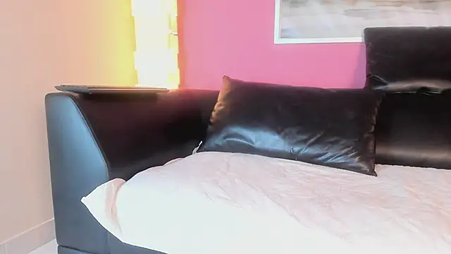 Snapshot of Tiffanysurez_ chatting on 03-20-26, 02:49 Tiffanysurez online show from 03-20-26, 02:49