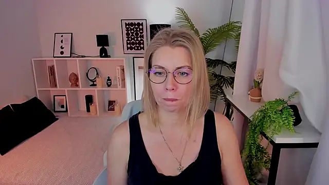 Annie Light online show from 11-22-25, 01:43