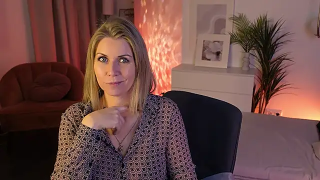 Annie Light online show from 12-16-25, 06:07