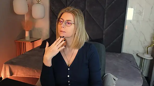 Annie Light online show from 12-23-25, 06:00