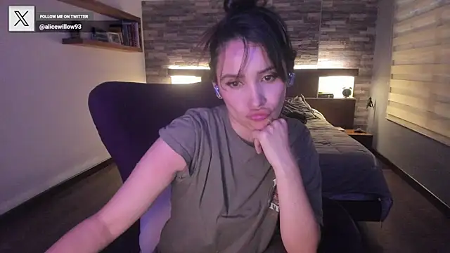Snapshot of alicewilloww chatting on 10-01-25, 11:00 alicewilloww online show from 10-01-25, 11:00