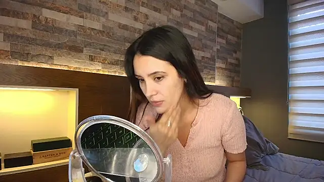 Snapshot of alicewilloww chatting on 10-17-25, 10:01 alicewilloww online show from 10-17-25, 10:01