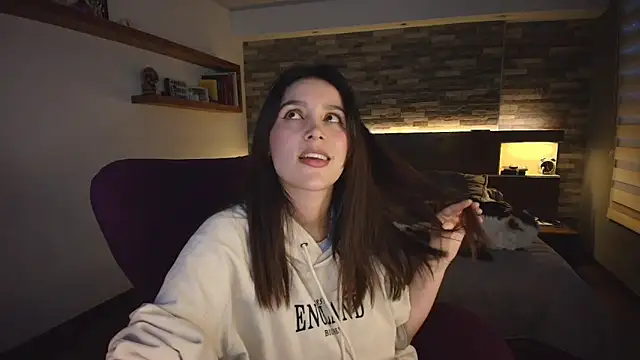 Snapshot of alicewilloww chatting on 10-20-25, 10:43 alicewilloww online show from 10-20-25, 10:43