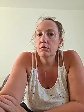 Snapshot of Wisie_Cutie chatting on 06-24-26, 04:28 Wisie Cutie online show from 06-24-26, 04:28