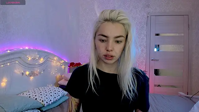 LillyMoure  online show from 10-06-25, 11:24