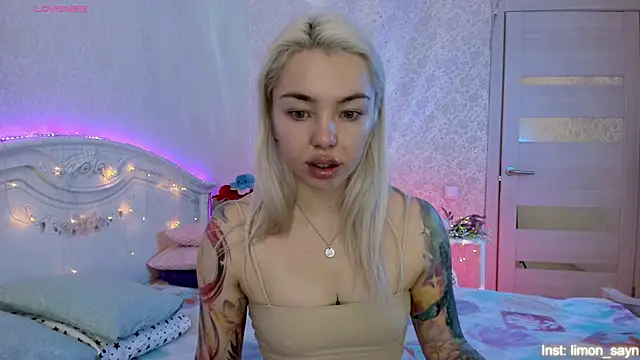 LillyMoure  online show from 11-01-25, 11:07