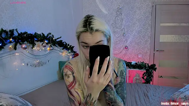 LillyMoure  online show from 12-15-25, 12:48