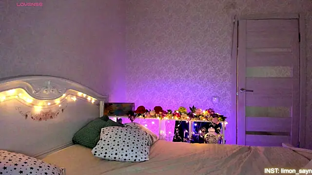 LillyMoure  online show from 05-11-26, 12:16