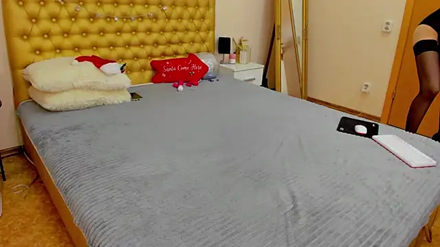 Snapshot of VeraWatts chatting on 12-28-24, 01:39 VeraWatts online show from 12-28-24, 01:39